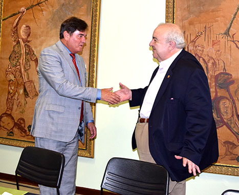 O presidente do Sicontiba, Hugo Catossi, e o prefeito de Curitiba, Rafael Greca