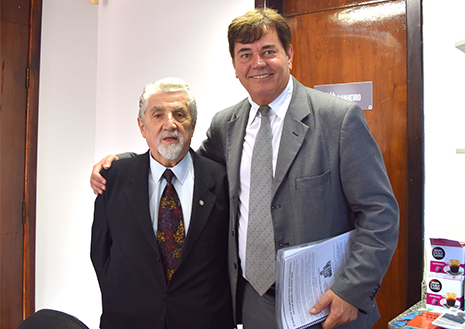 O professor César Abicalaffe e o presidente do Sicontiba, Hugo Catossi